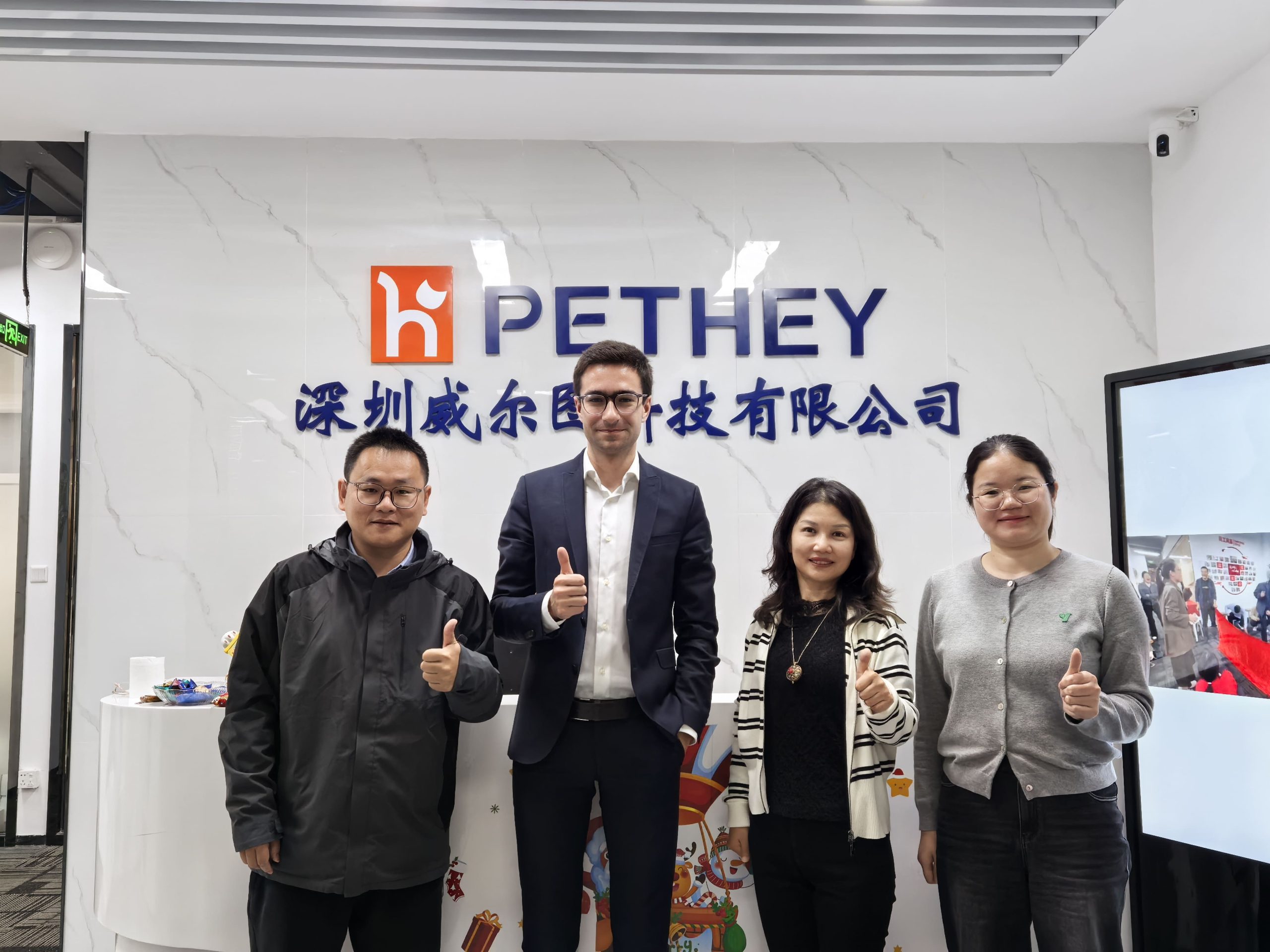 The client visited Shenzhen Wellturn Technology and took a group photo with the team.
