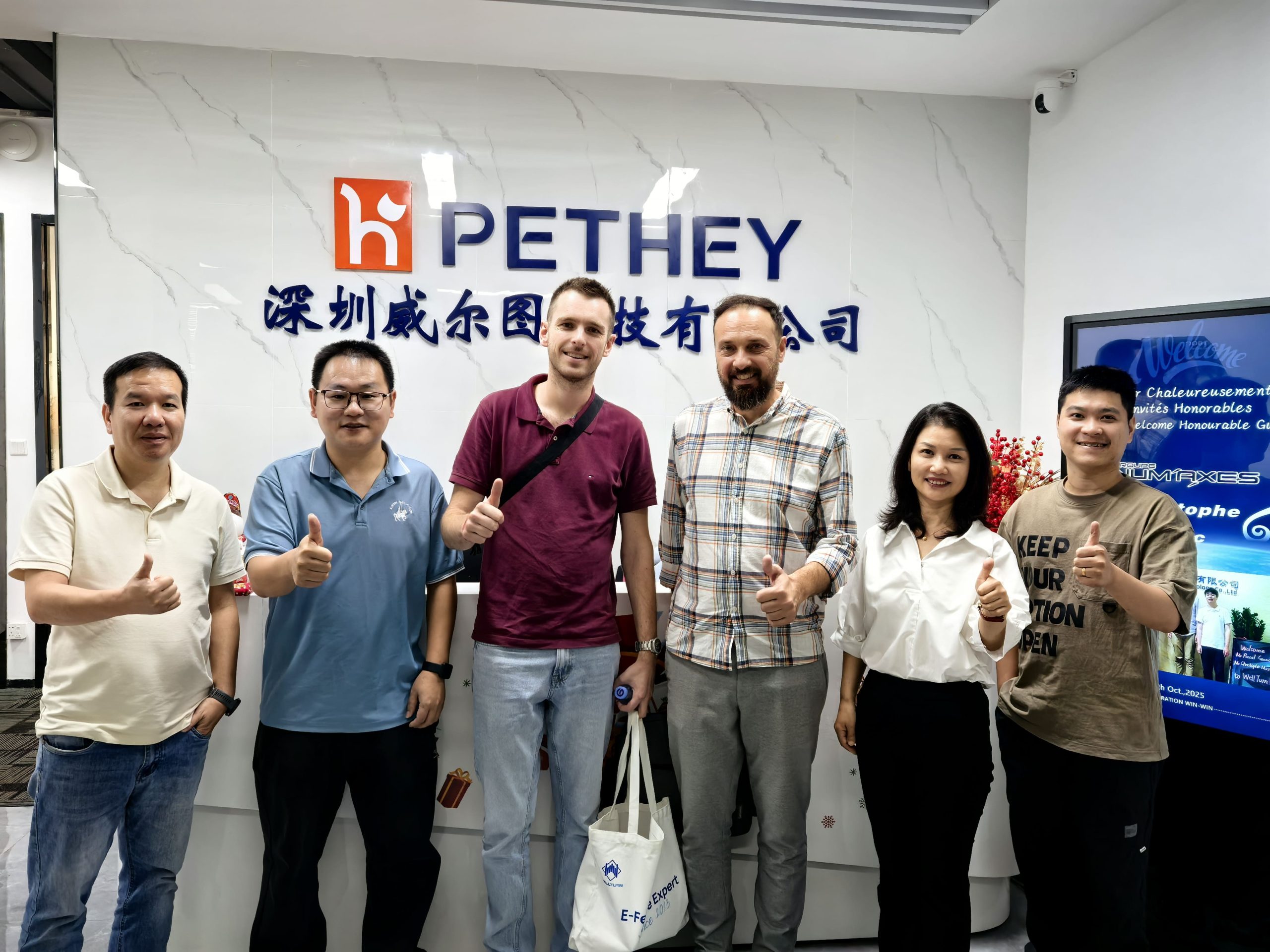 The client visited Shenzhen Wellturn Technology and took a group photo with the team.