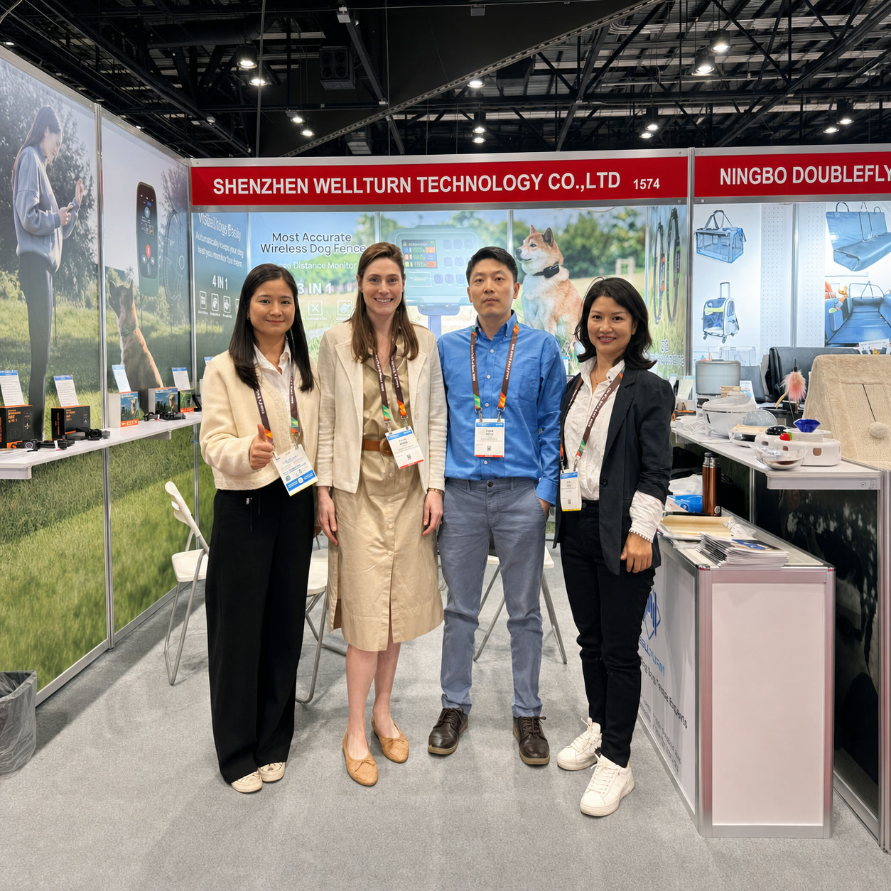The Wellturn team took a group photo with overseas customers at the booth of the International pet Products Exhibition